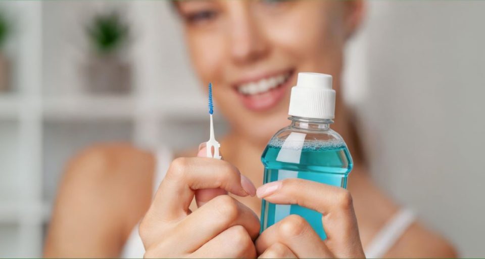 牙間刷與漱口水