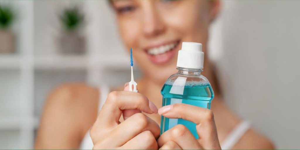 牙間刷與漱口水